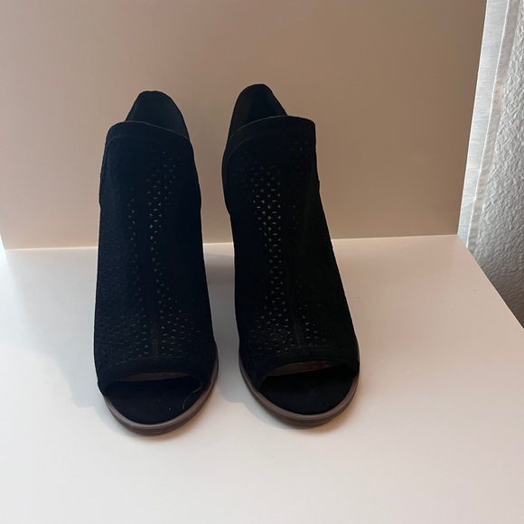 Lucky Brand Shoes - NEW WITHOUT TAGS OR BOX LUCKY BRAND VACOB PERFORATED SANDALS BLACK SIZE 11